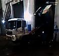 Мусорщик, разгружая самосвал, поставил на «попá» свой грузовик