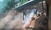 Взорвавшаяся шина чудом не поразила рабочих и попала на видео Бразилии