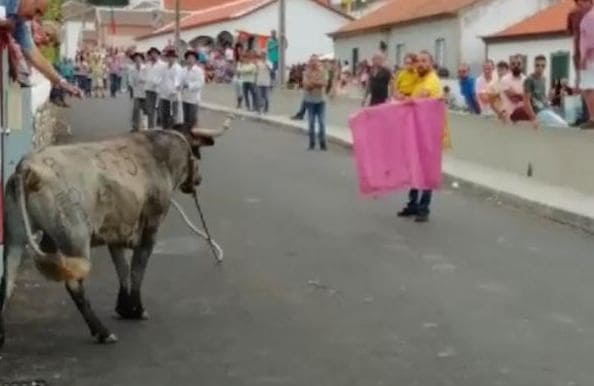 Португалец, с сыном на руках, принял участие в корриде (Видео) Португалец, с сыном на руках, принял участие в корриде (Видео)
