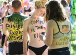 Активисты «восстания вымирающих» устроили полуголое шествие по улицам Мельбурна ▶ 1