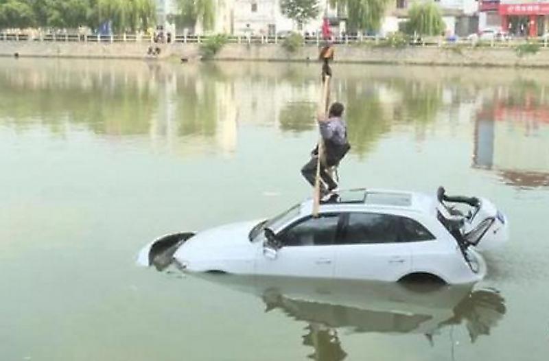 Китайская автолюбительница, перепутав педали, чуть не утопила своё семейство ▶