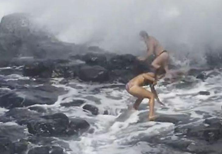 Мощная волна смыла двух любительниц селфи на Гавайах ▶