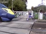 Мотоциклист спасся, в самый последний момент передумав пересекать переезд перед поездом ▶