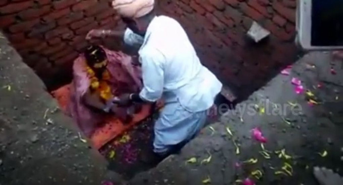 Полицейские спасли заживо похороненного индийского «прорицателя» (Видео)