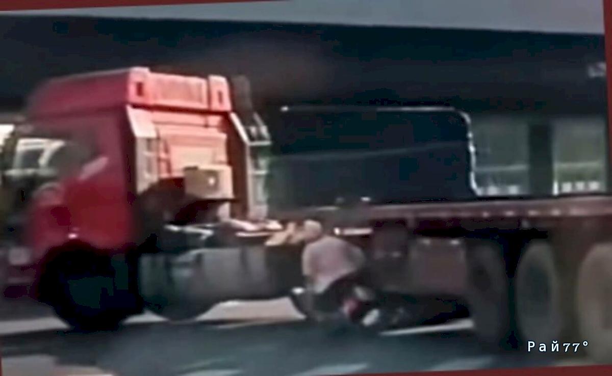 Скутеристка чудом уцелела, угодив под колёса грузовика