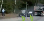 Выпавший из грузовика валун лишил легковушки отлучившегося по нужде автовладельца