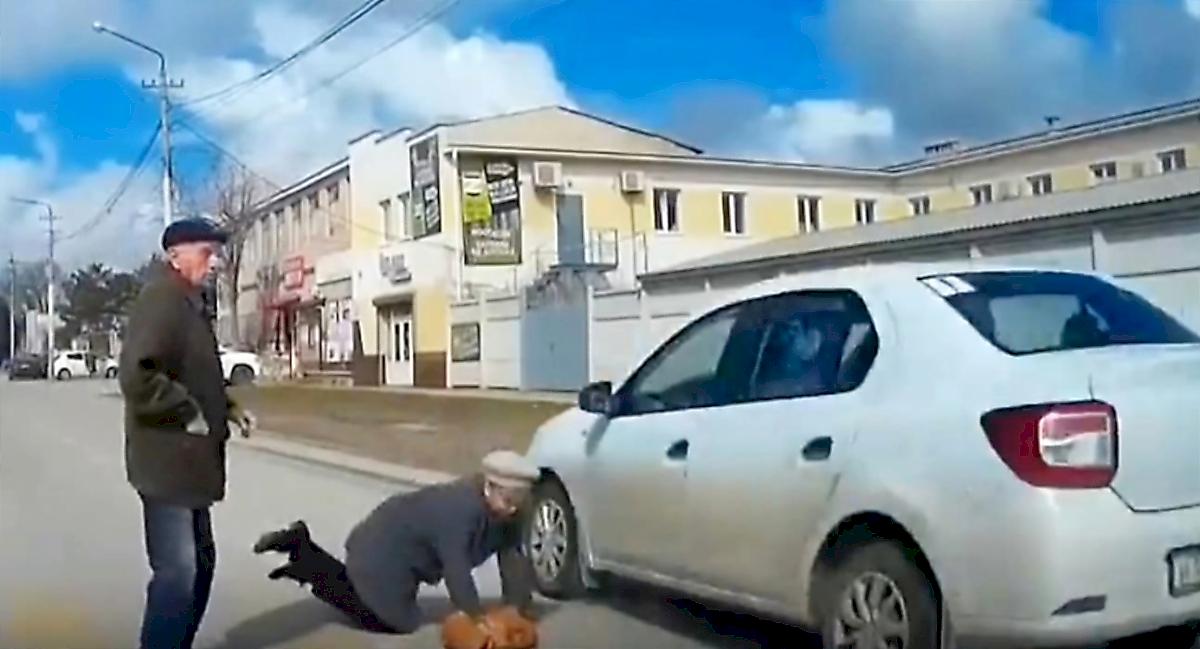 Женщина вовремя споткнулась на переходе и не угодила под колёса автомобиля нарушителя ПДД в Крыму