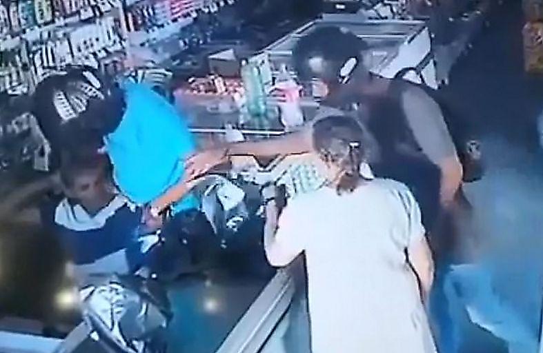 Грабитель успокоил пожилую клиентку во время вооружённого налёта на аптеку ▶
