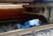 Индиец, спрыгнув на рельсы и оказавшись под поездом, провёл в молитве незабываемые мгновения своей жизни (Видео)