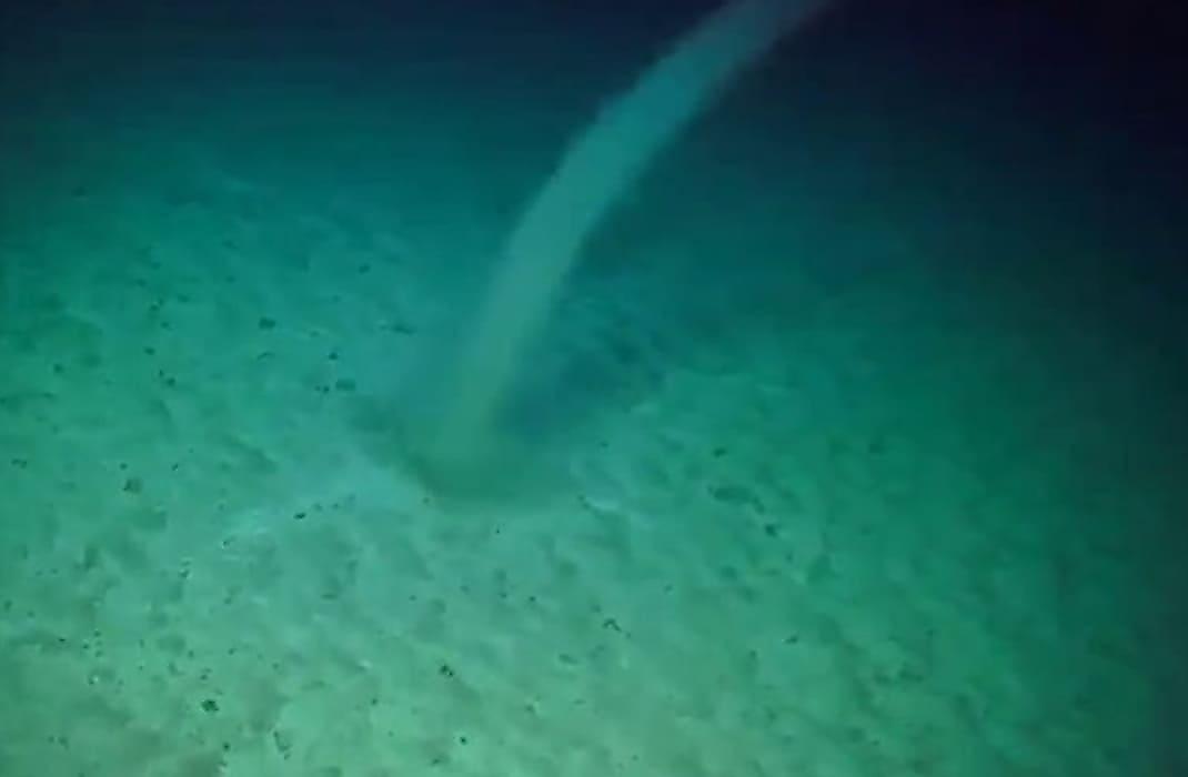 Исследователи запечатлели кадры редкого явления - подводного торнадо у побережья Австралии
