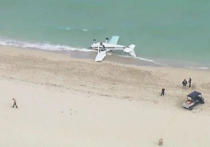 Самолёт приземлился вверх дном на пляже в Майами