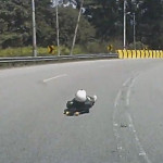 Скейтбордист «подрезал» легковушку, выскочив из-под колёс на извилистой трассе в Малайзии (Видео)