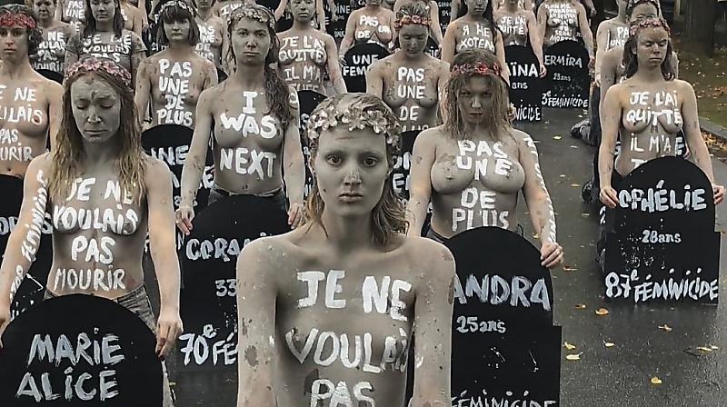 Топлесс-феминистки устроили акцию в Париже ▶