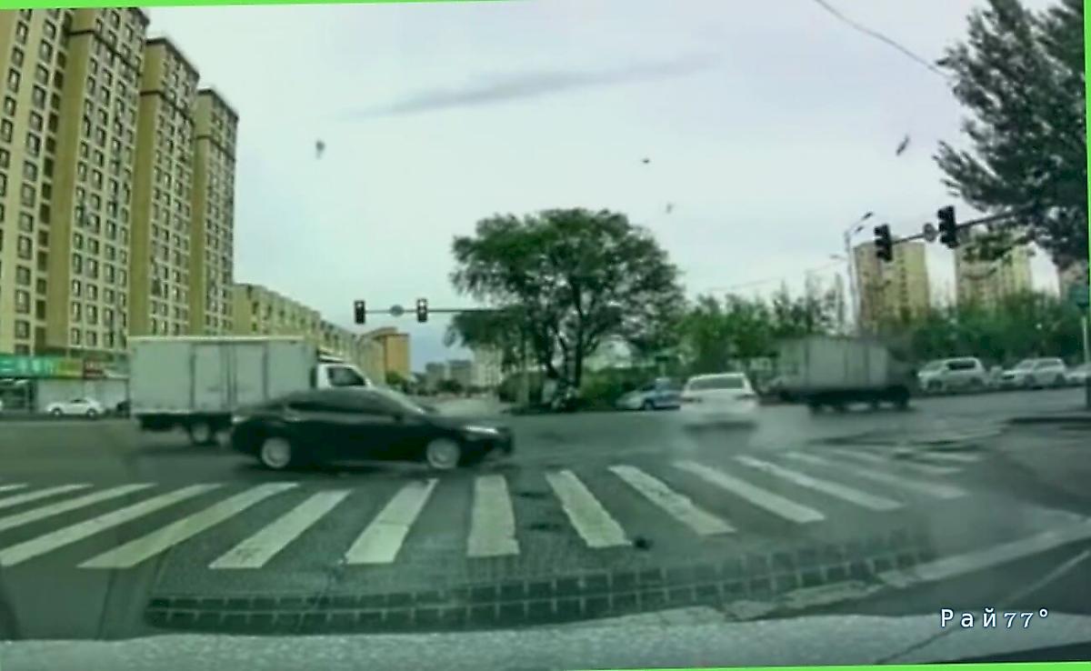 Торопливый водитель проскочил оживлённый перекрёсток на своей лешковушке и попал на видео в КНР Торопливый водитель проскочил оживлённый перекрёсток на своей лешковушке и попал на видео в КНР