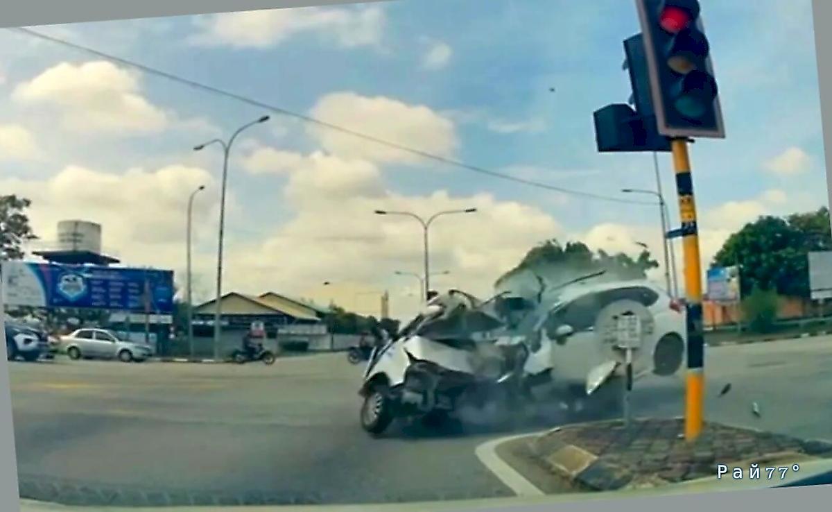 Драматичное ДТП попало на видео в Малайзии Драматичное ДТП попало на видео в Малайзии