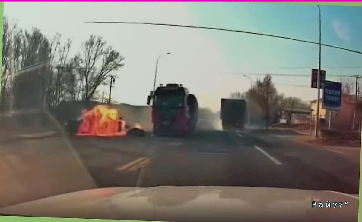 Легковушка взорвалась, оказавшись между двумя грузовиками ▶️