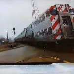 Полицейский в самый последний момент успел объехать поезд, неожиданно появившийся на пути (Видео)