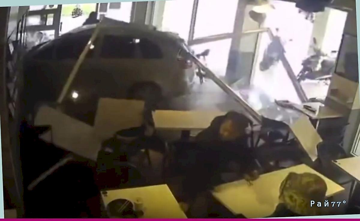 Владелица легковушки перепутала педали и разнесла кафе Владелица легковушки перепутала педали и разнесла кафе