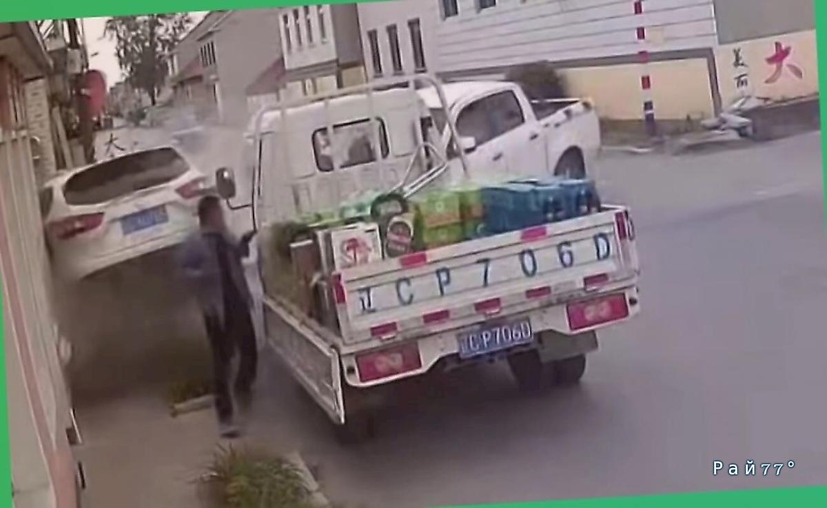 Водитель грузовика чудом избежал травм, оказавшись между двух легковушек ▶️