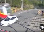 Легковушка не успела проскочить перед поездом и попала на видео в Польше