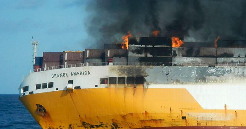 Контейнеровоз с 2000 автомобилей на борту загорелся и потерпел крушение у побережья Франции ▶