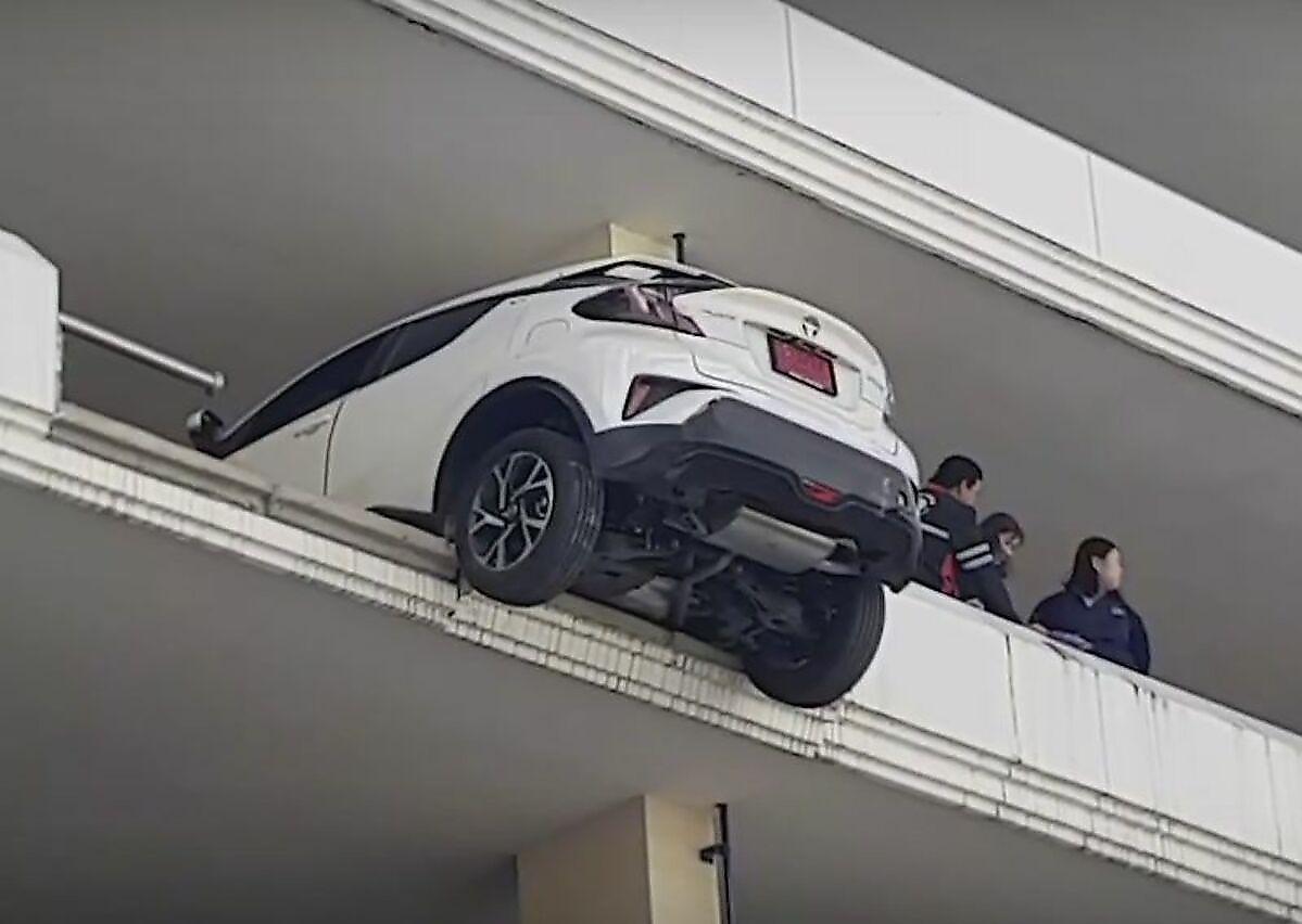 Тайская автомобилистка припарковала свой автомобиль, пробив барьер на 4-ом этаже стоянки