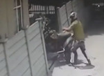 Вышедший из-под контроля квадроцикл «скинул седока» и проломил забор в ЮАР