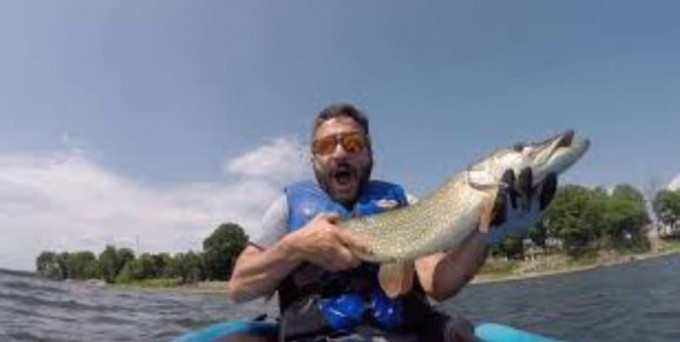 Хвастливый рыбак упустил щуку во время селфи в Канаде (Видео)