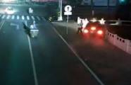 Неуправляемый автомобиль «подрезал» пешехода и проломил забор в Китае (Видео)