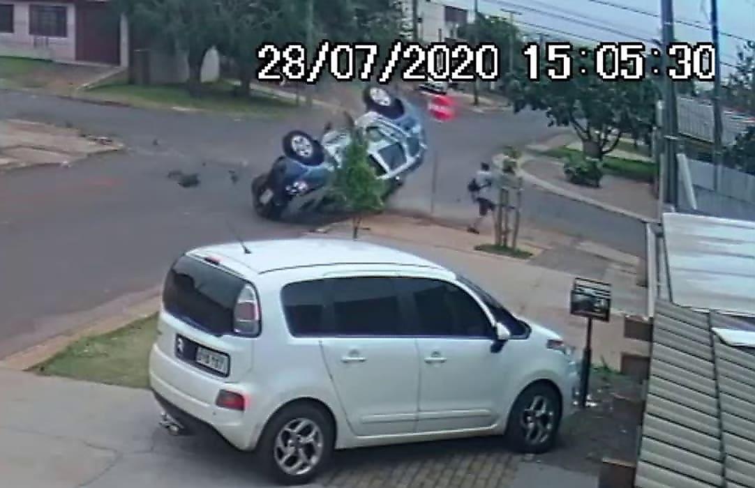 Полицейский автомобиль перевернулся и чудом не задел пешехода в Бразилии
