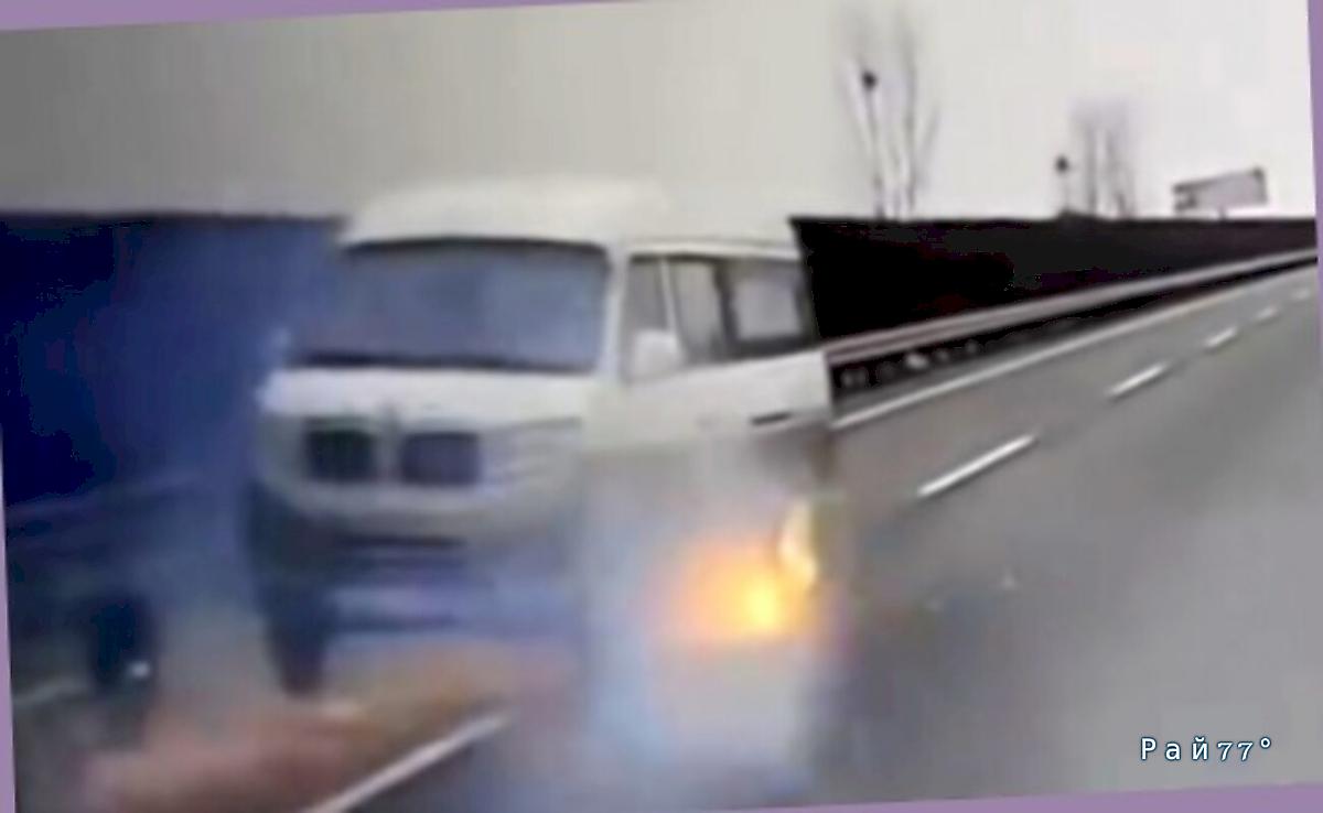 Лопнувшее колесо застало врасплох водителя автофургона ▶️ Лопнувшее колесо застало врасплох водителя автофургона ▶️