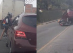 Мотоциклистка и автомобилистка не поделили дорогу в Бразилии