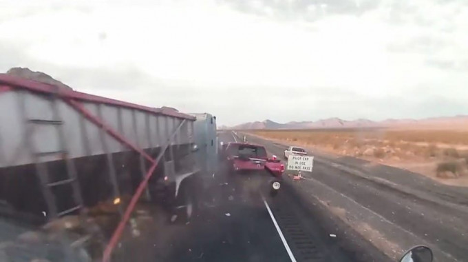 Неуправляемый грузовик снёс две легковушки на перекрытой для движения трассе в США (Видео)
