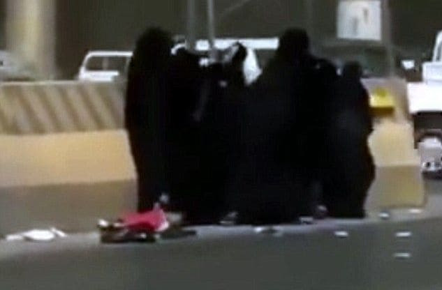 Пять арабских женщин устроили разборку в Эр-Рияде (Видео)