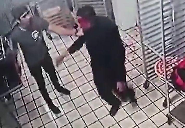 Работник закусочной избил грабителя и лишил его пистолета в Мексике ▶