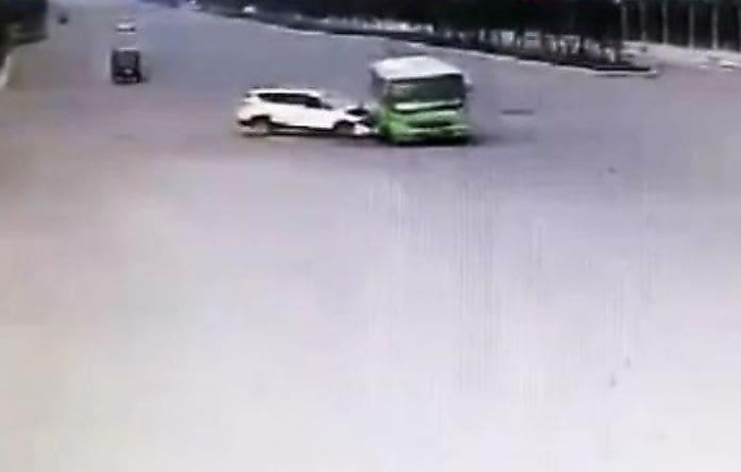 Внедорожник перевернул автобус на перекрёстке в Китае (Видео)