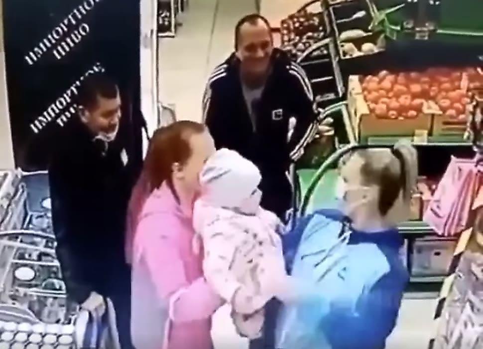 Две мамаши перепутали своих детей в продуктовом магазине - видео