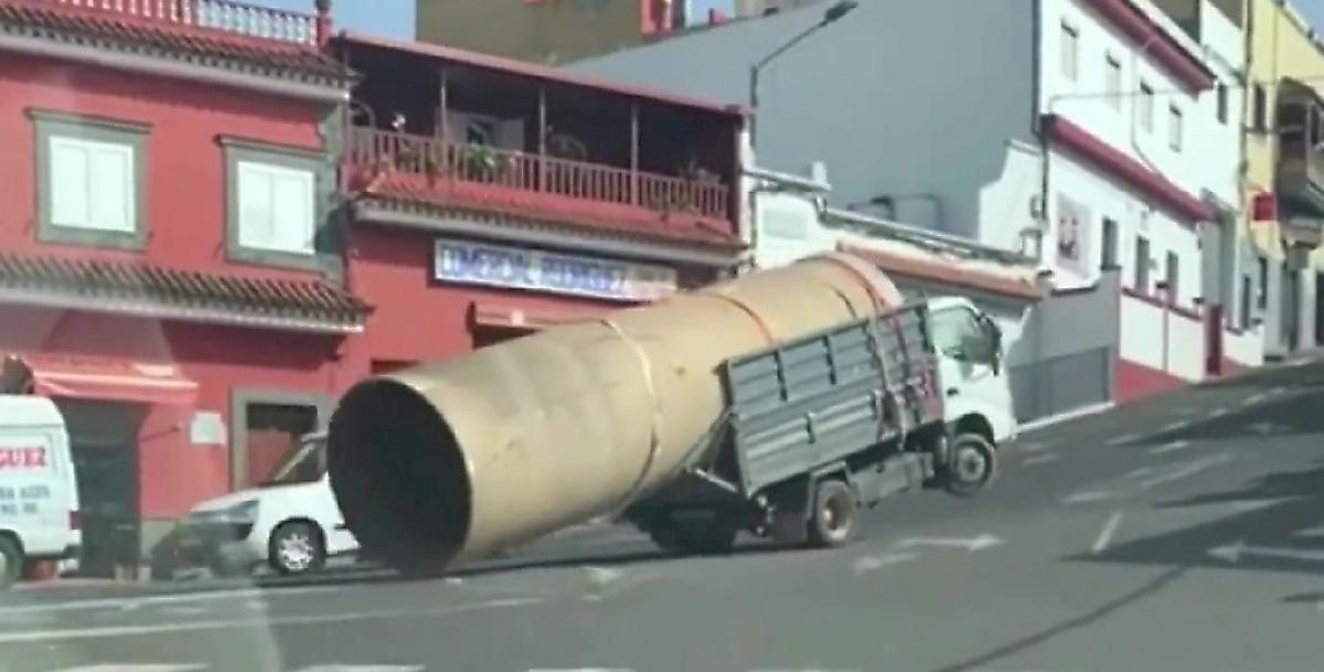 Грузовик с гигантской трубой устроил переполох на узкой улице в Испании