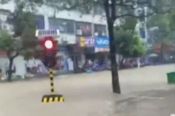 Из-за наводнения в Китае появились «мобильные» светофоры (Видео)