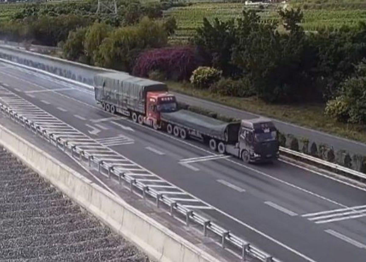 Китайский дальнобойщик остановил неуправляемую фуру, блокировав ей проезд своим грузовиком