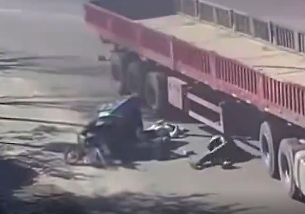 Кувыркающийся мотоциклист пережил наезд грузовика в Китае