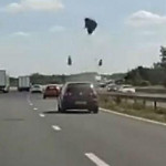 Оторвавшийся от легковушки капот, пролетел над автомобилями на британской магистрали (Видео)
