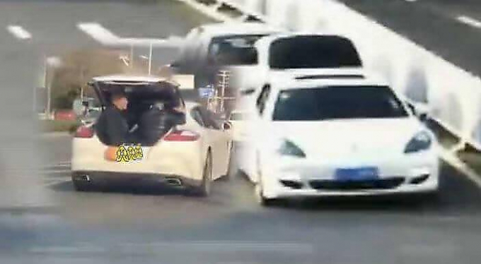 Семерых любителей бамбука, сидящих в салоне и багажнике Porsche, задержали полицейские в Китае ▶