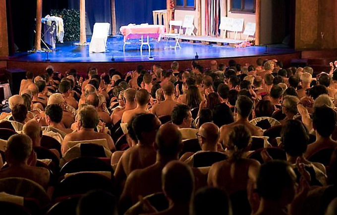 Спектакль с голыми актёрами в присутствии обнажённых зрителей получил успех в Париже ▶