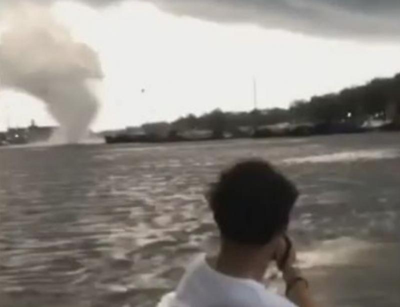 Торнадо поторопил голландских туристов, путешествующих на лодке по каналу ▶