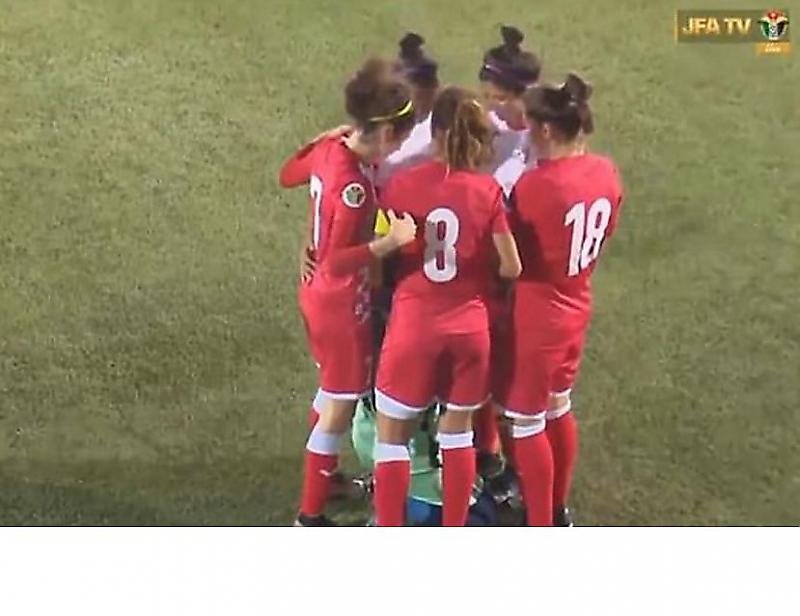 Женская солидарность: соперницы прикрыли иорданскую футболистку, у которой «оголилось» лицо ▶