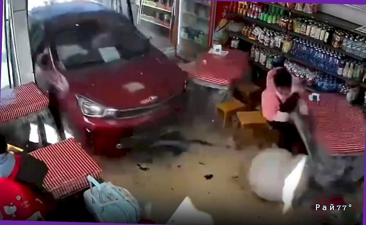 Автомобилистка нагрянула в лапшичную, не покидая салона легковушки ▶️