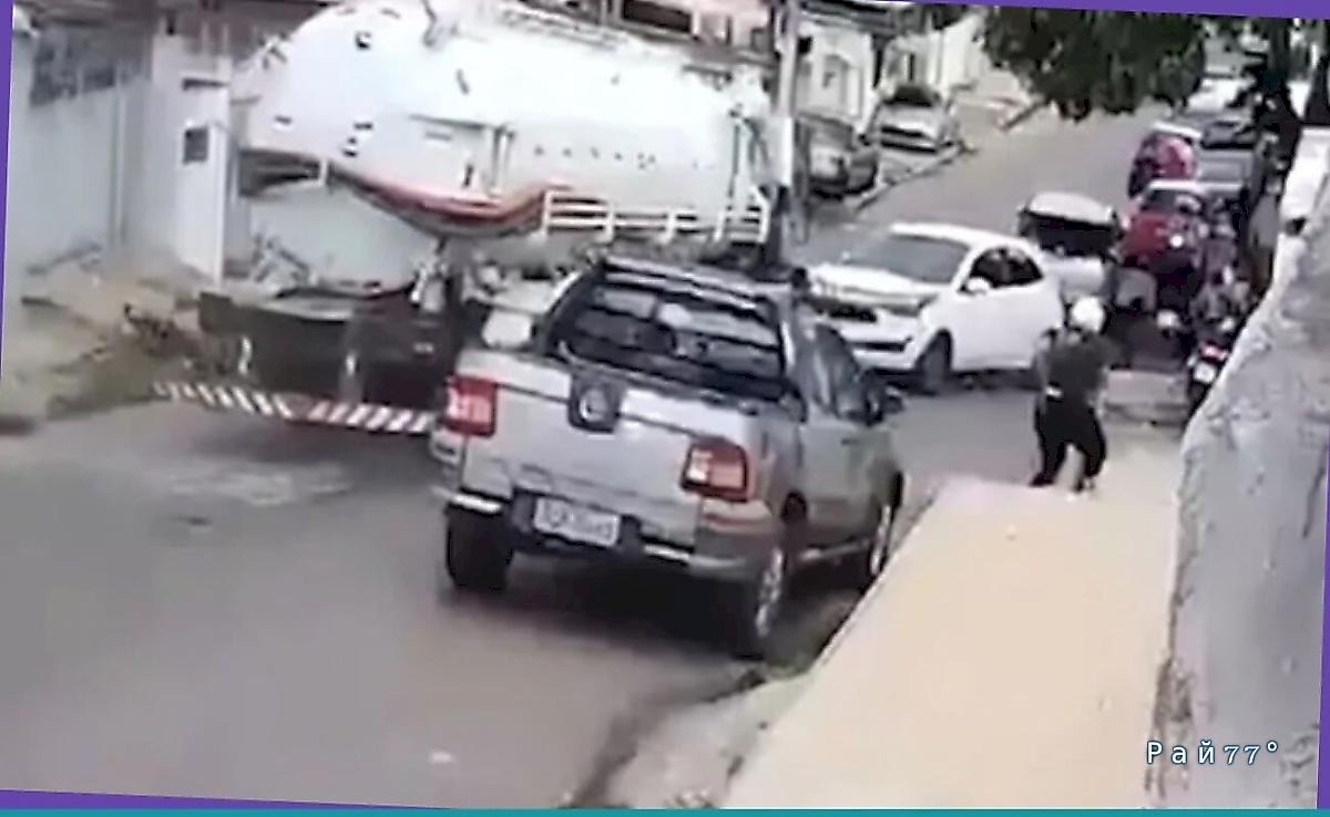 Мотоциклистка едва спаслась из-под колёс грузовика без тормозов