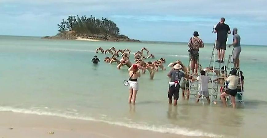 Спенсер Туник организовал очередную обнажённую фотосессию на австралийском пляже