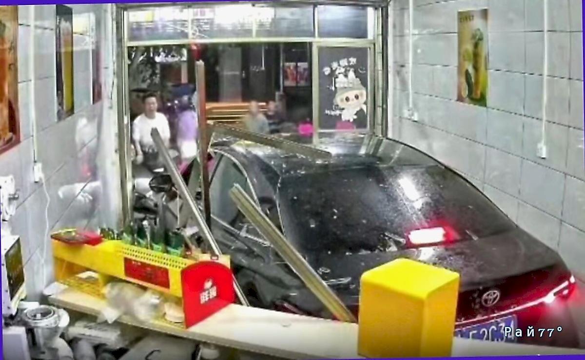 Автоледи не справилась с управлением легковушки и разнесла закусочную в КНР Автоледи не справилась с управлением легковушки и разнесла закусочную в КНР
